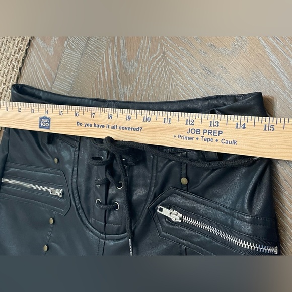 C&J Collections‎ Chicago STUDDED FAUX LEATHER PANTS SIZE LARGE - Picture 8 of 9